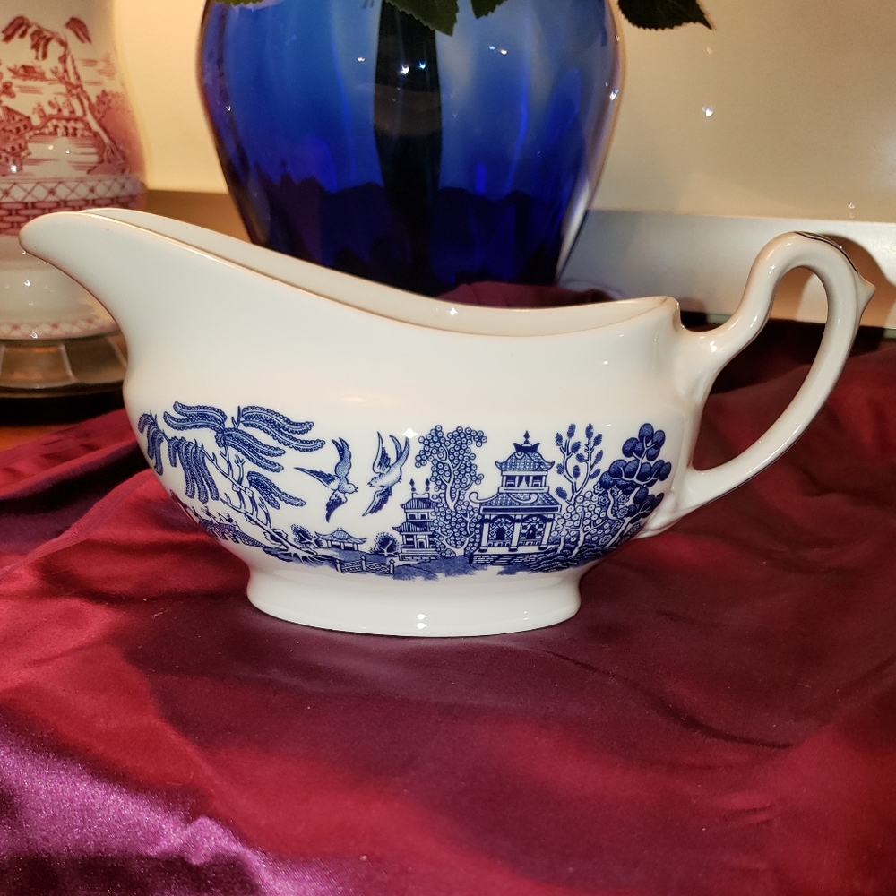 Blue Willow Churchill Gravy Boat.